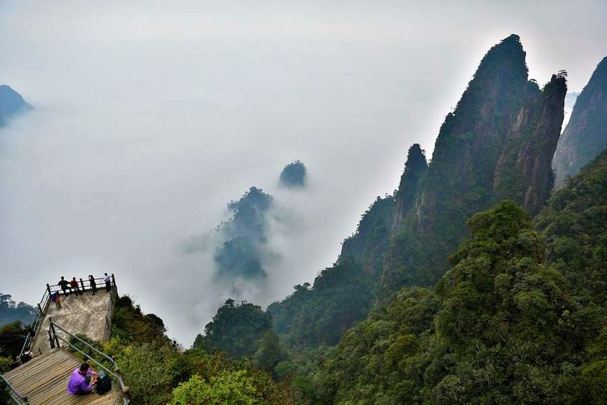 湖南郴州一个县，和广东韶关接壤，拥有莽山景区