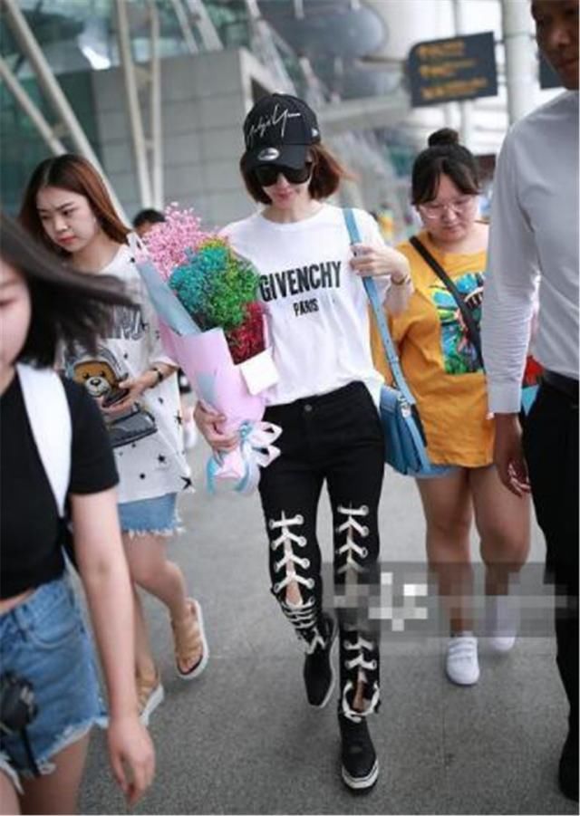 没有王丽坤的腿就别穿绑带裤了，像戚薇穿出大象腿的感觉就尴尬了