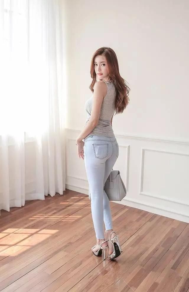 长得漂亮,自信优雅的女孩子,穿上牛仔裤,散发出女神气场!
