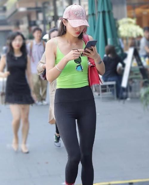  [风范]街拍：花枝招展的美女，一条一字肩连衣裙 ，时尚唯美气质风范