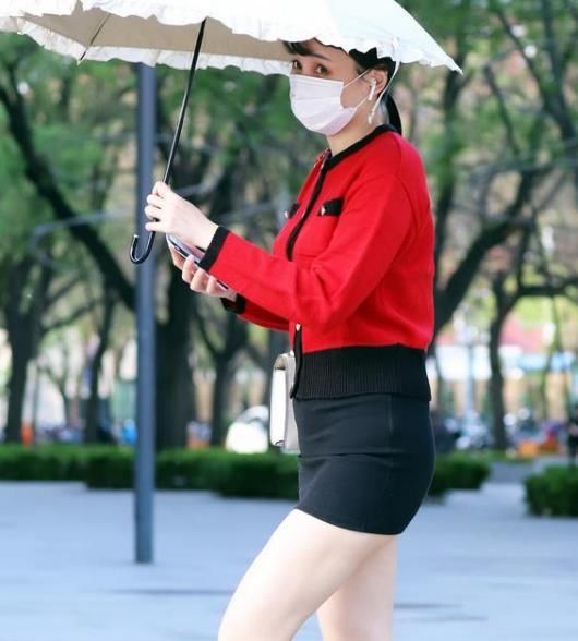  『美女』街拍美女:魅力多姿连衣裙,清爽大方又阳光,就一个字美
