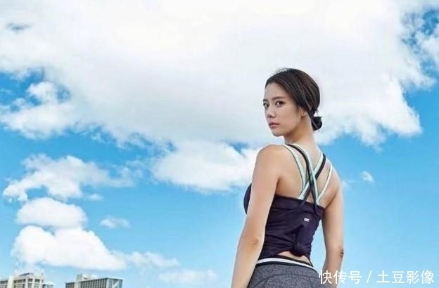 「美女」街拍:娇美气质的紧身打底裤美女,优美身姿让人着迷!