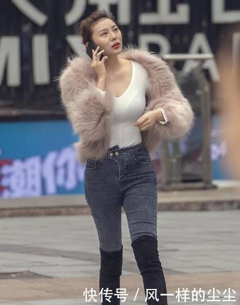 「 上身穿一」看着养眼！，街拍：小姐姐的腿真长！穿紧身牛仔裤配高筒靴