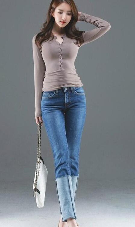 长得好看，身材紧致的牛仔裤小姐姐，散发出成熟的韵味！