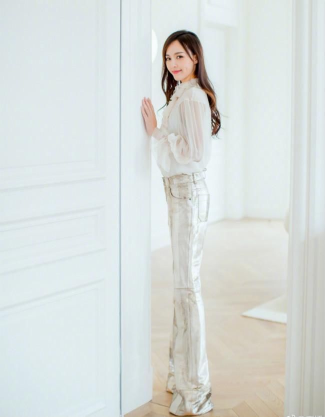 1米72的唐嫣厉害了，一双筷子腿撑起模特身材，网友:该增肥了