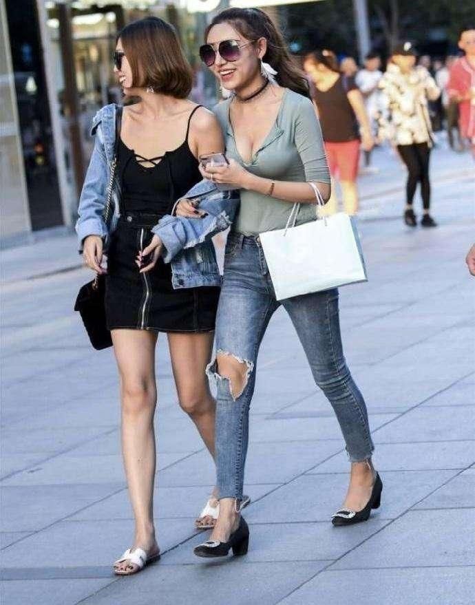 街拍: 美女穿搭裹胸绑那么松, 不怕掉下来吗?