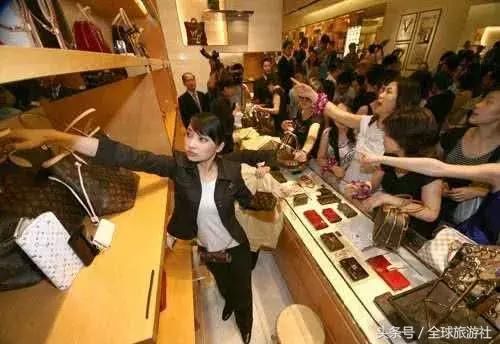 中国游客在国外排队买奢侈品，老外直言:中国人都是富翁吗