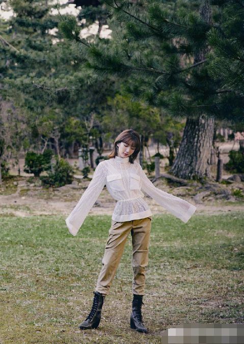 毛晓彤身穿条纹连体裤秀大长腿，165身高穿出2米的气场，美炸了！