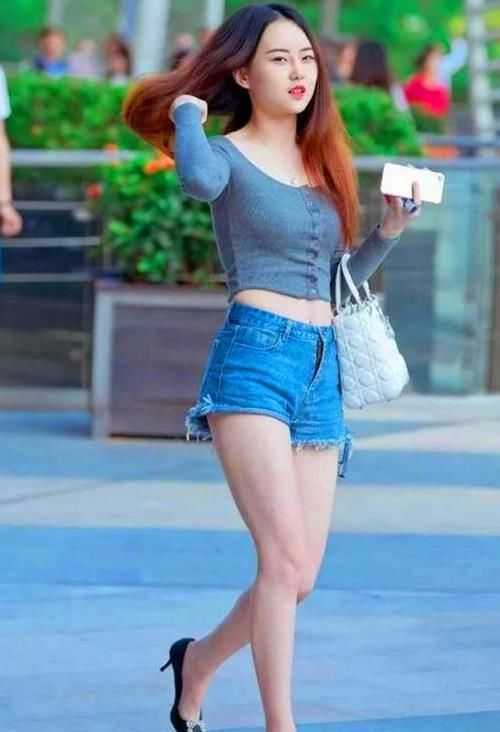  [清爽]街拍：出水芙蓉的美女，一件红色的连衣裙，时尚清爽自然美