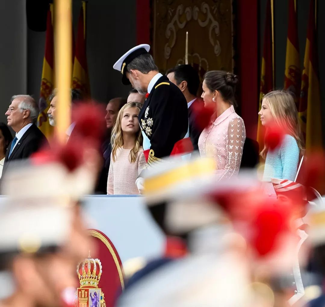 西班牙国王深情款款,低头看妻子爱如初恋,再看