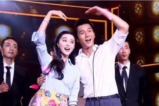 李晨终于发声辟谣，微博依旧在，婚戒也在，好暖心!