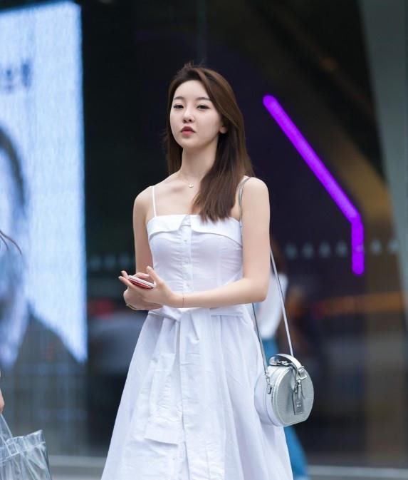 街拍：身材丰满有型的美女，气质可人，让人印象深刻