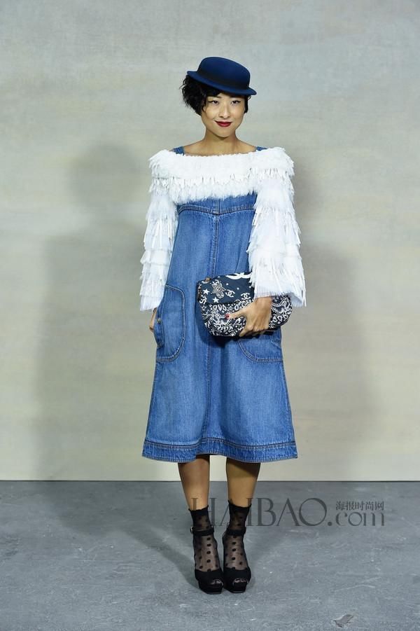 陈奕迅太太徐濠萦的时尚我不懂!蓝色花裙红色花外套，网友:村姑