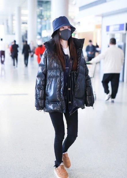  『内搭』Angelababy穿羽绒服也不显胖，配圆领衬衫紧身裤，身材好就是任性