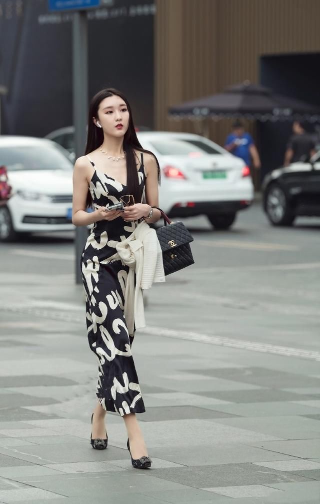 街拍，穿出时尚魅力，打造夏日风情，街头的时髦“战火”一触即发