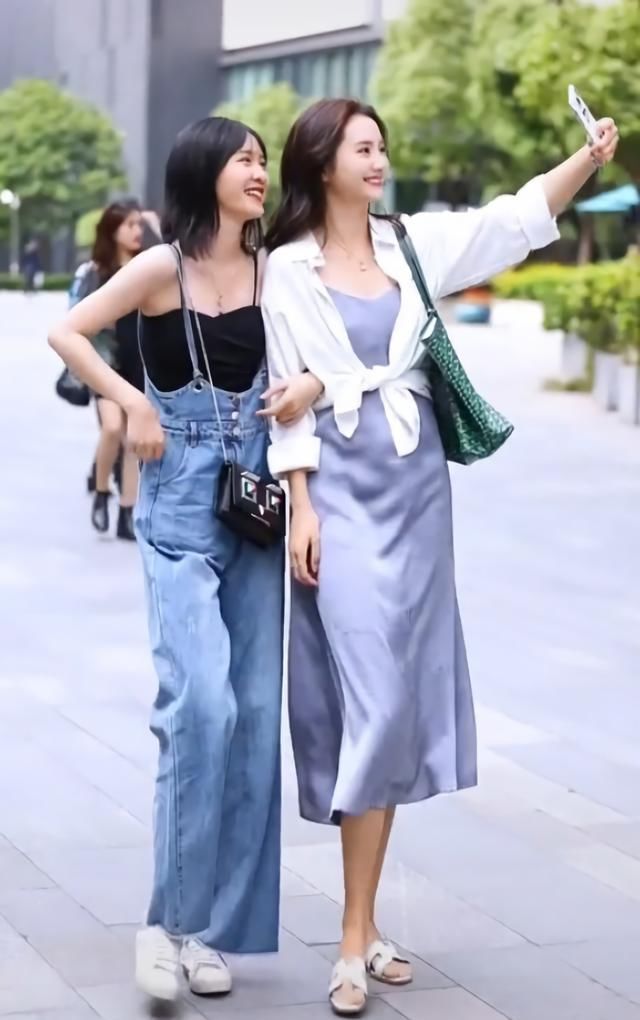  闺蜜@好闺蜜逛街购物比美，一个像夏季，一个像秋季，网友：成人才没选！