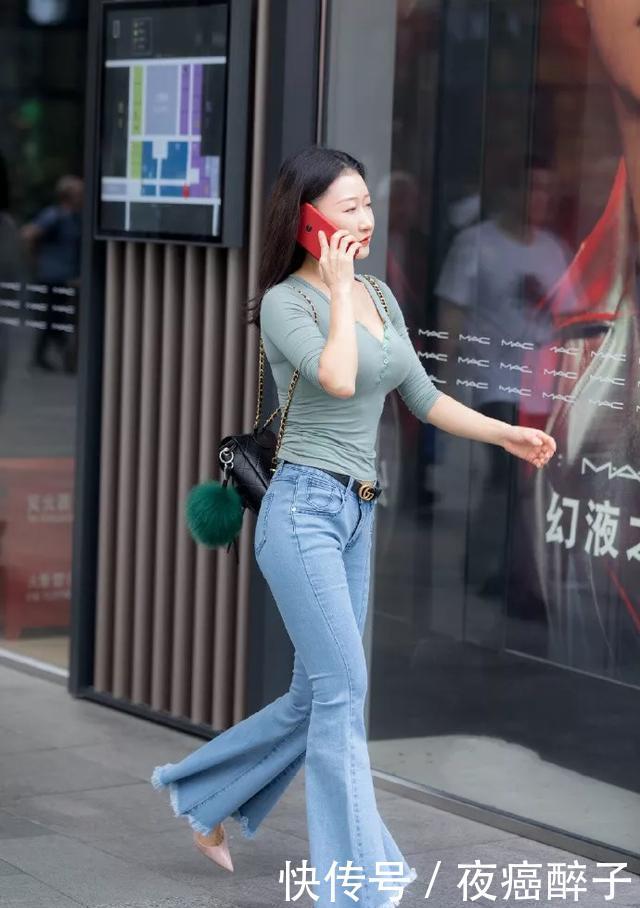  『气质』脚上搭配着一双气质的高跟凉鞋，绑带的设计让她看上去更加的迷人