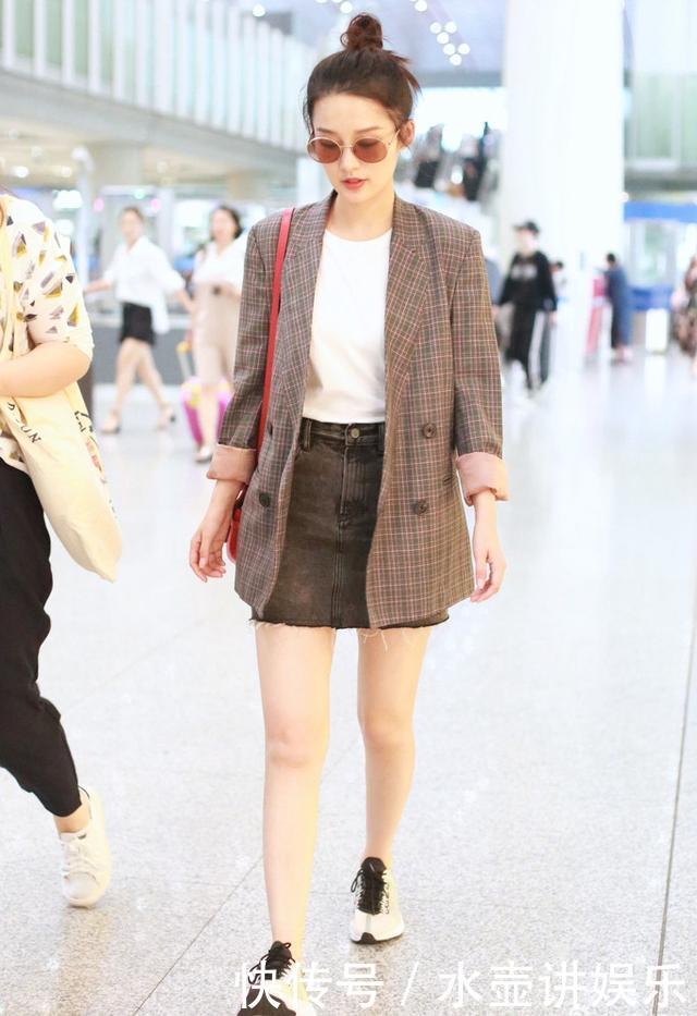李沁真会穿，格子西装配短裙走机场，“两米”长腿气场强！