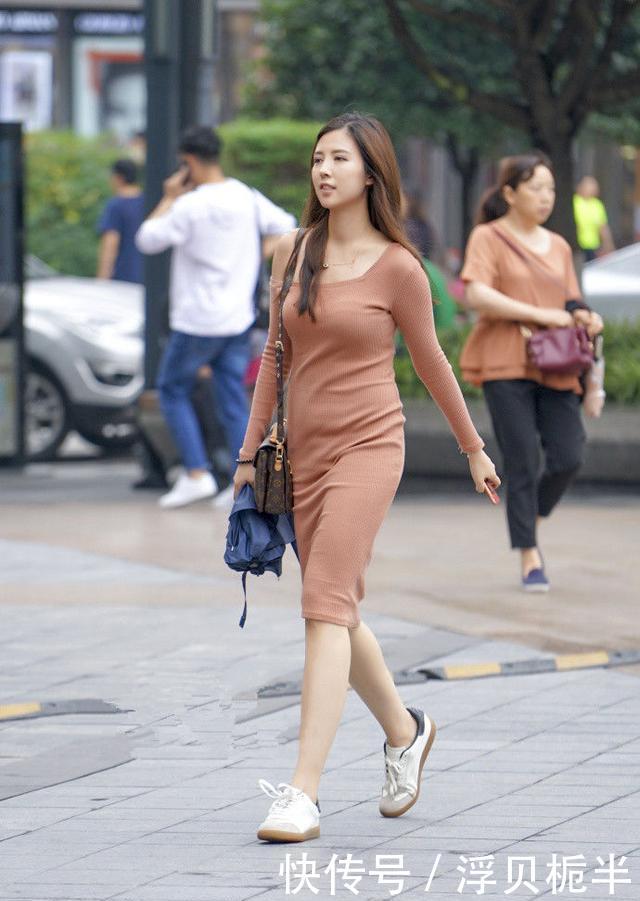 图五:回头率满满,时尚街拍:图五小姐姐白色吊带搭配紧身牛仔裤