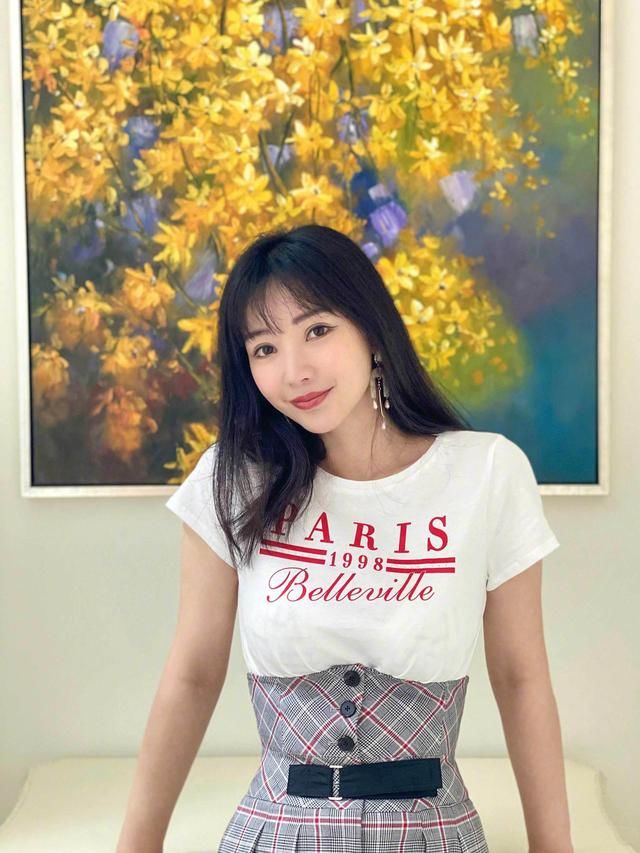 凹凸@马蜂腰40岁里少见,柳岩把格子裤穿火了!高腰设计尽显凹凸身材