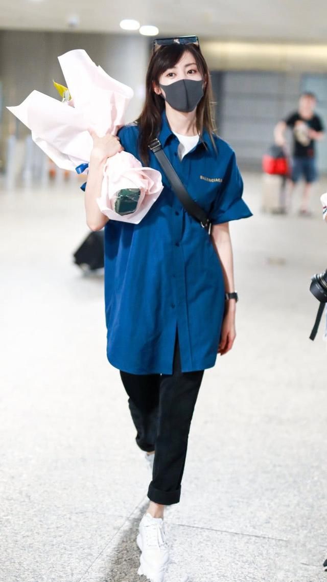 张天爱短裤穿到大腿根，裤门的纽扣太抢眼，网友：为了红豁出去了