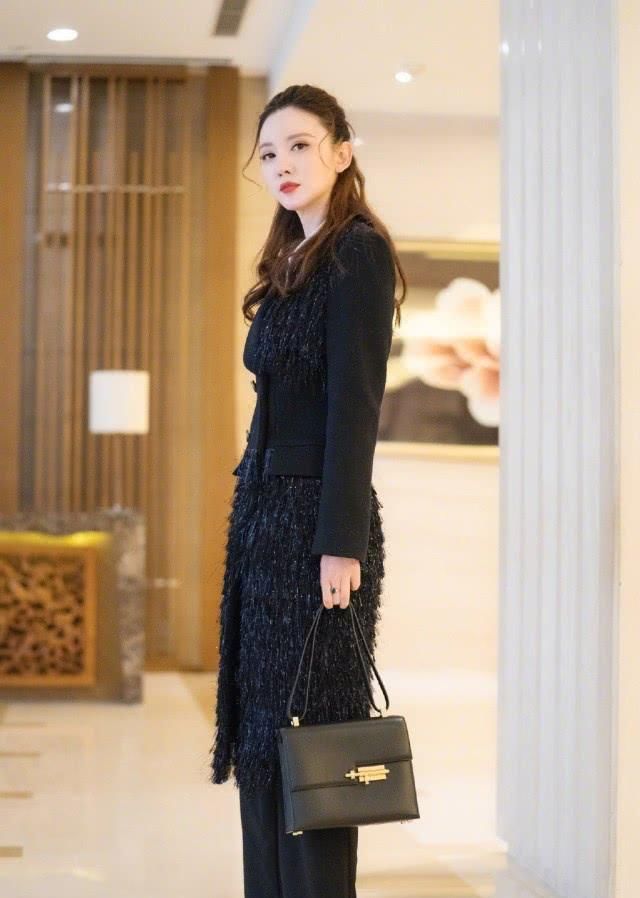 『张萌』曾出演《神话》中的虞姬,今穿荷叶边衬衣配阔腿裤,利落不失气场