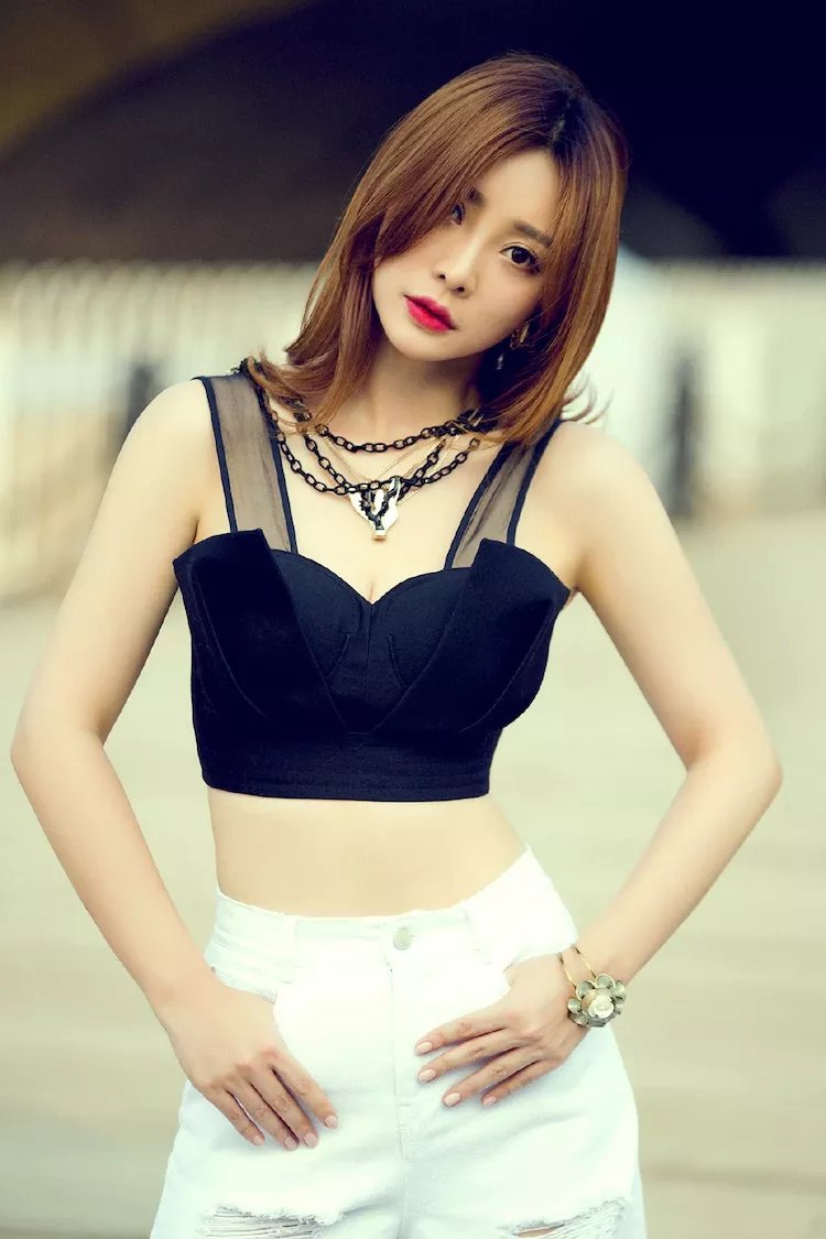 柳岩、徐冬冬足球宝贝大比拼，把T恤穿的好紧欲秀蛮腰，撞上也不