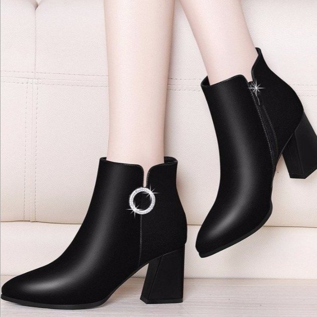 女人一旦过了45，别穿高跟鞋，多穿这“靴子”，简约不失优雅