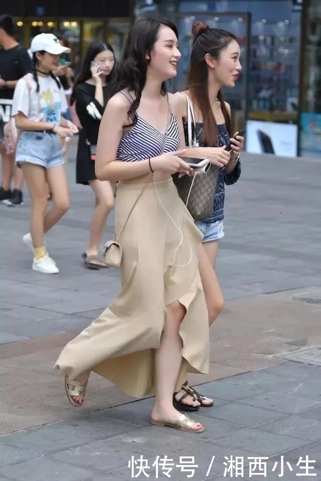 一起逛街的美丽姐妹花，气质都很甜美，左边的长裙美女更胜一筹，