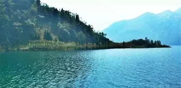 这个湖与邛海、泸沽湖齐名，是四川第三大天然高原湖泊