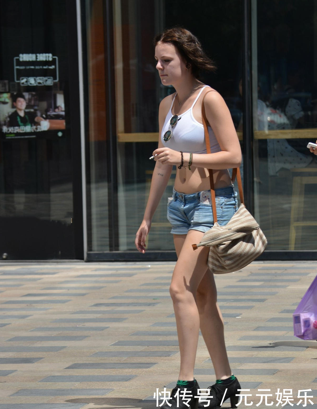 胖胖的洋妞肚兜吊带,超短裤勾勒完美身材,这吸烟姿势真是霸气