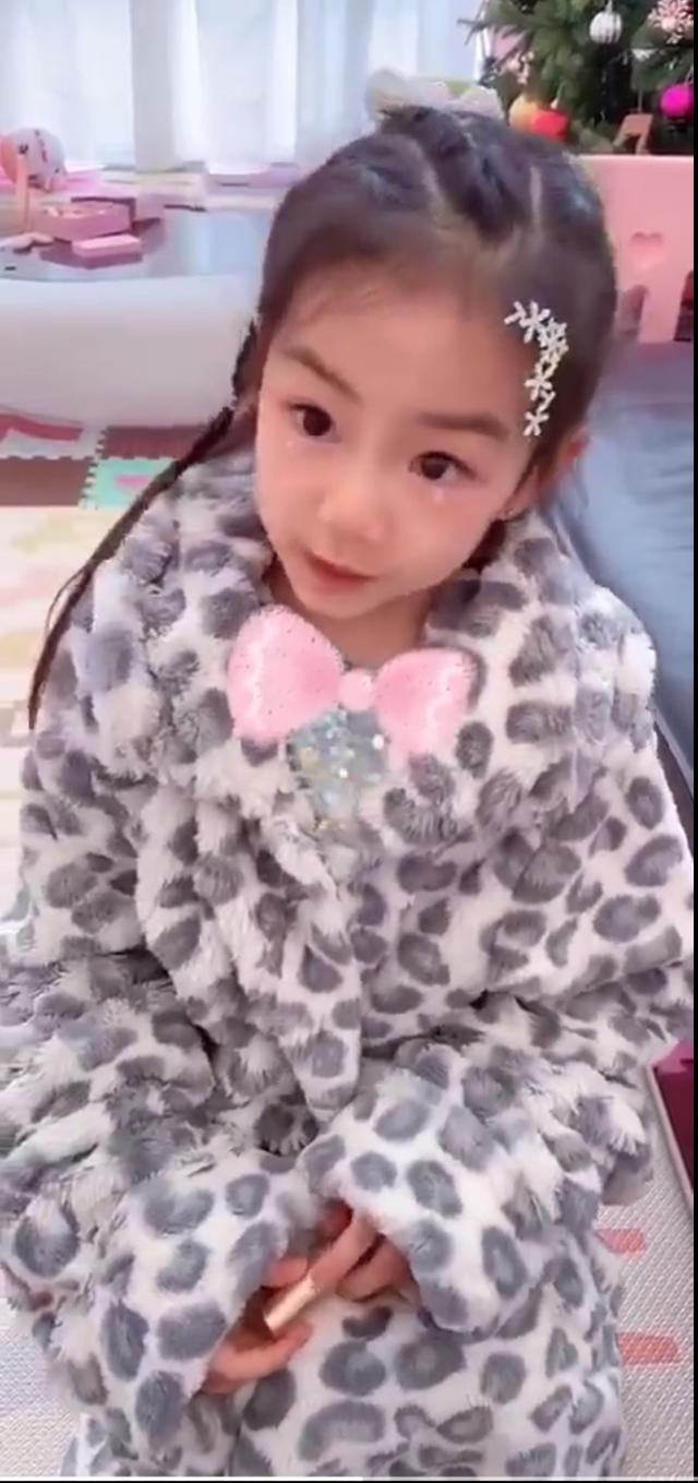 #毛绒#戚薇晒5岁女儿穿斑点毛绒睡衣扎一头小辫,长开的Lucky像大人