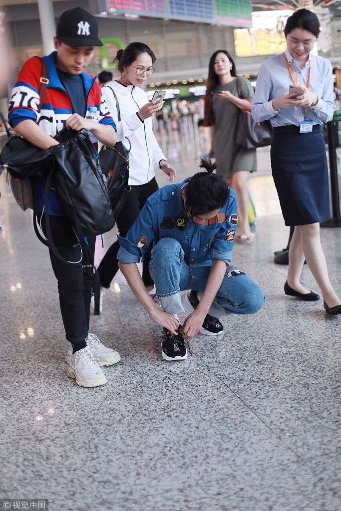 潮气小哥上线！张若昀长刘海马尾辫大变妖孽 着牛仔套装蹲地系鞋