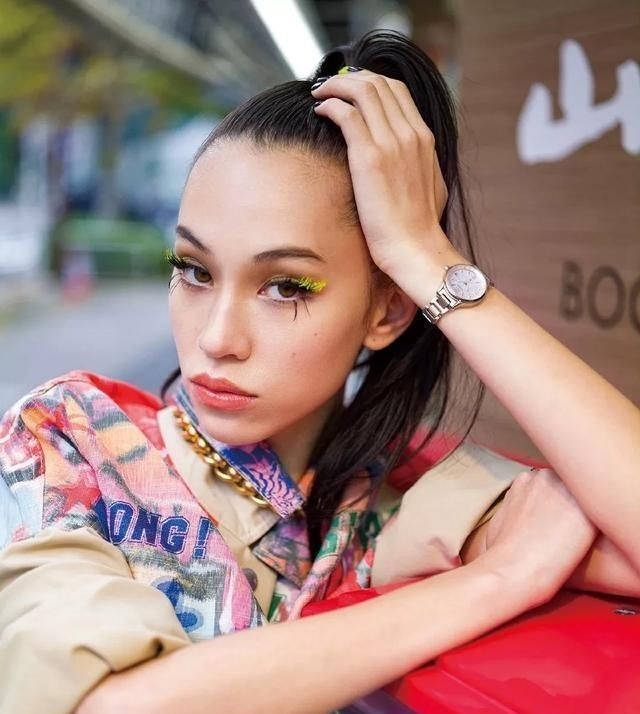 碎花:“东洋好肉体”水原希子登台,一身碎花裙可爱俏皮,国宝女孩