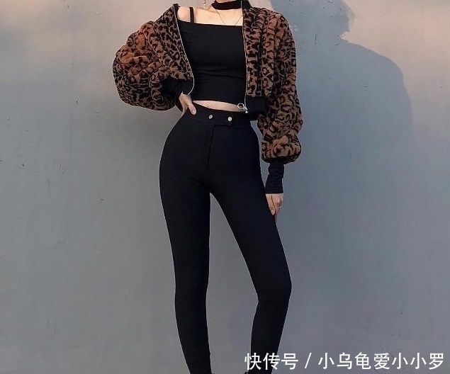 「动人」街拍:女神范的小姐姐,身材紧致动人,让人难忘