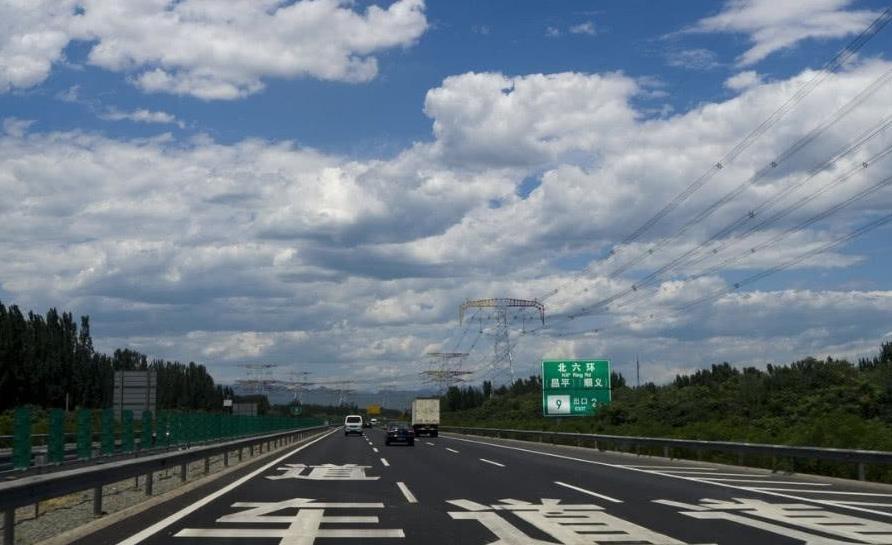 中国高速怪象, 为啥快车道却跑着最慢的车? 原因总算弄清了