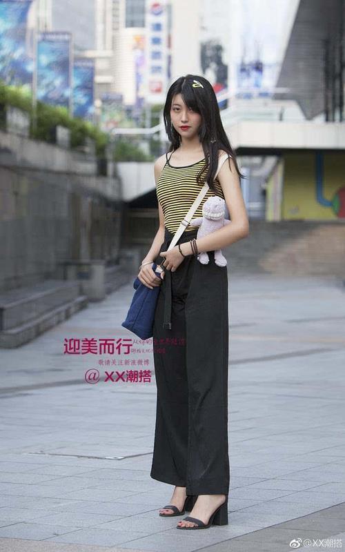 街拍：微胖身材的小姐姐，清凉搭配秀出的身材，别有一番风情！