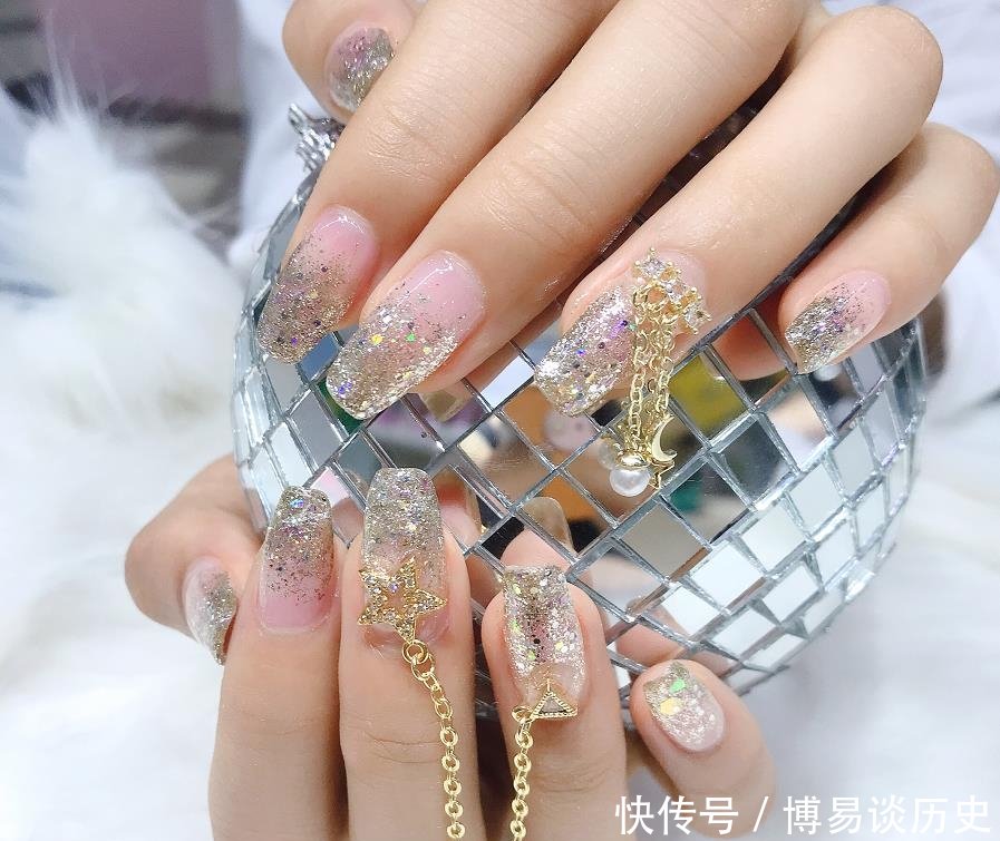  指甲上@忍了灰色美甲，忍了链条美甲，看到生蚝美甲，直男这次真忍不了