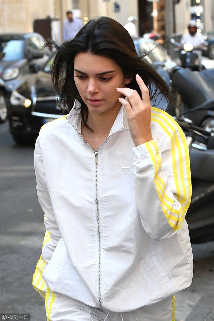 “金小妹”肯达尔运动套装走帅气街头style 修长美腿晃眼拉高整条