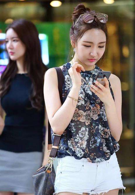 街拍美女：小姐姐优雅甜美的气质，潮流时尚的穿搭让人羡慕