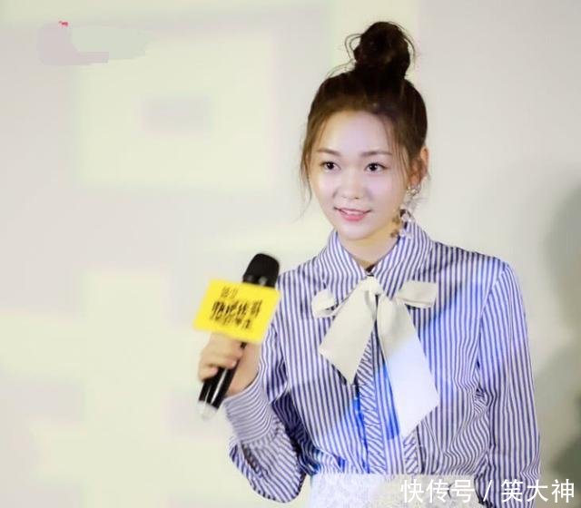 段奥娟也是蛮接地气的，衬衫当裙子穿就算了，袜子搭拖鞋很暴击！