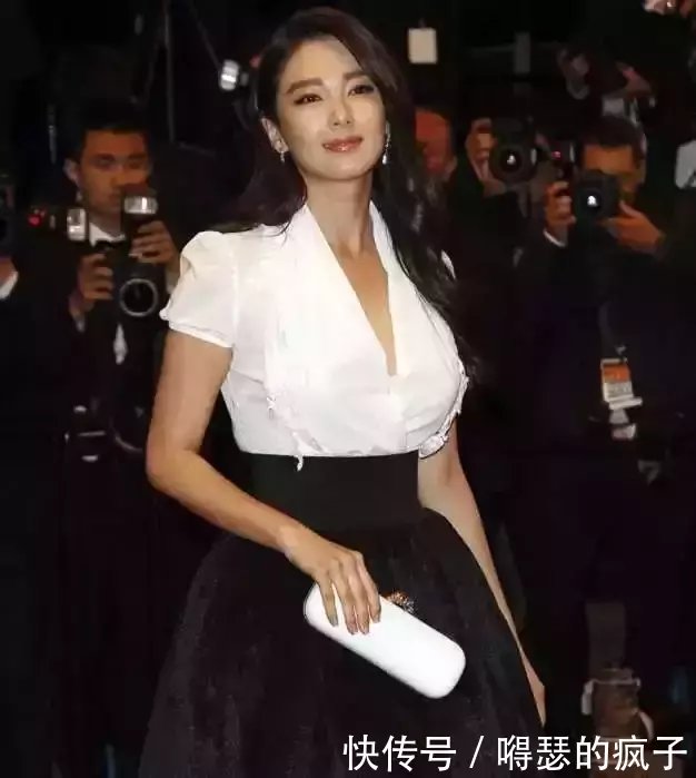 张雨绮穿衬衫没扣子? 好身材一览无遗 网友: 有料就是任性