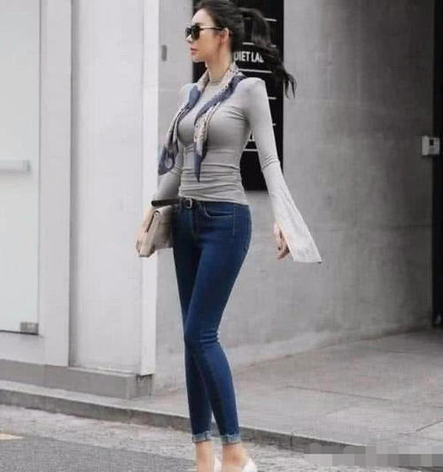 紧身牛仔裤搭配高跟凉鞋，显得时髦感爆棚，绝对给你不一样的惊喜