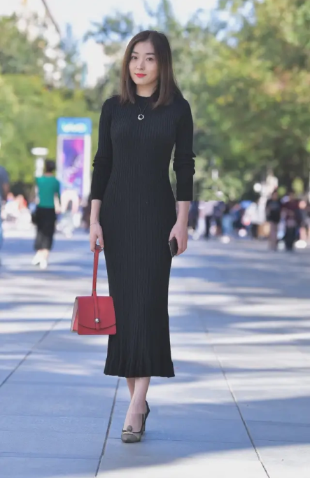 #黑色#街拍: 黑色长裙真时尚, 性感尽在不言中