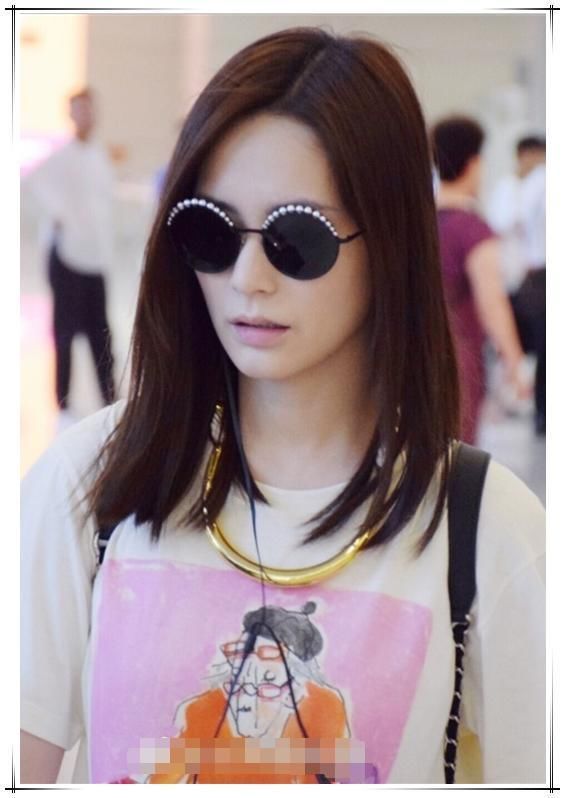 阿娇机场放飞自我！竟把U型锁当项链戴，网友：结完婚像换了个人