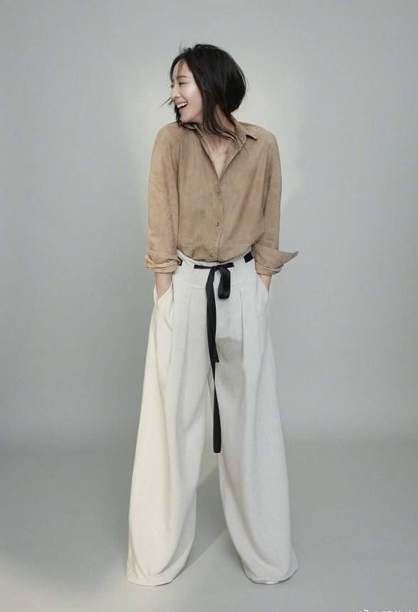 张钧宁也太会穿了，一条阔腿裤穿出高级感，网友:腿也太短了吧