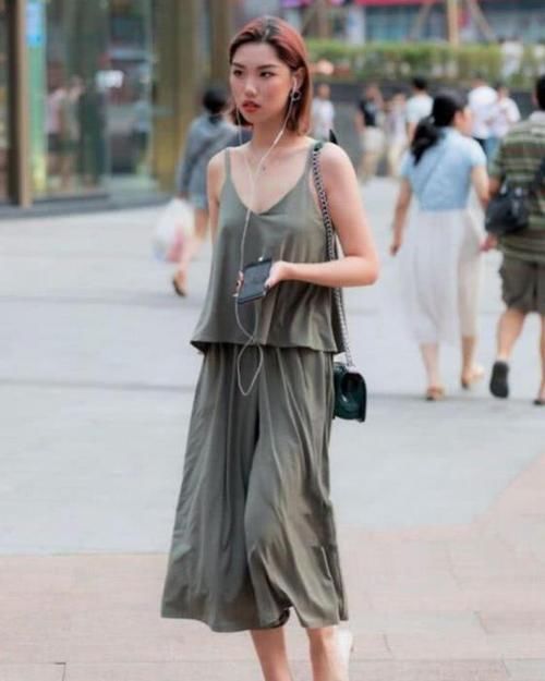  『美女』街拍：艳若桃李的美女，一件黑色上衣配短裙，时尚优雅气质