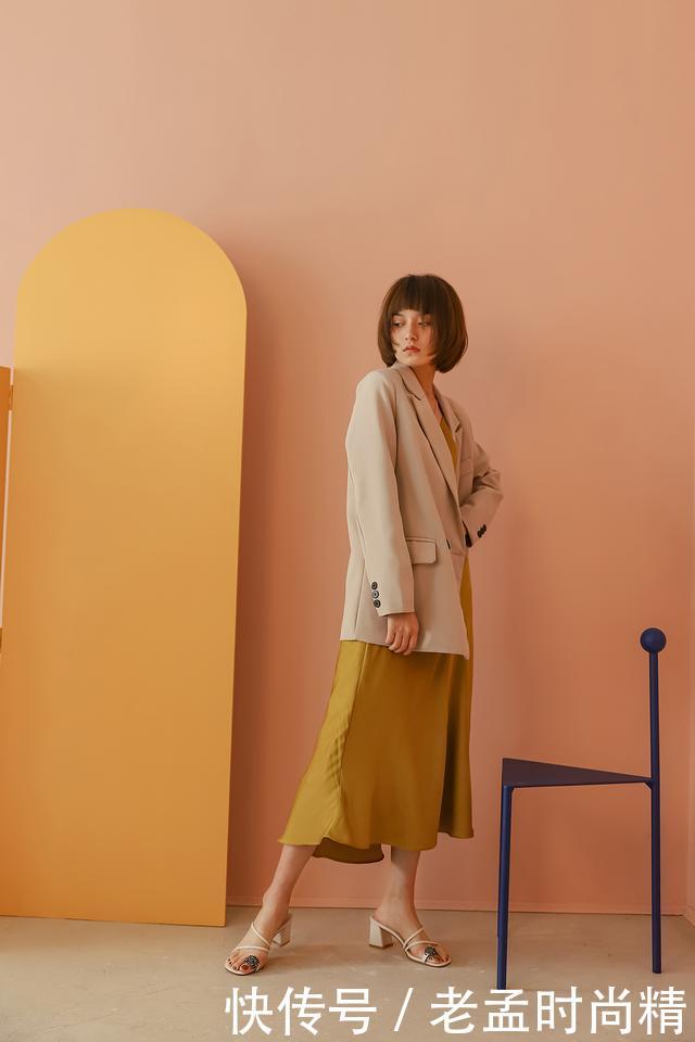 『女人』尖头鞋的优点在于在完美修饰你脚趾造型,散发着女人时尚穿搭