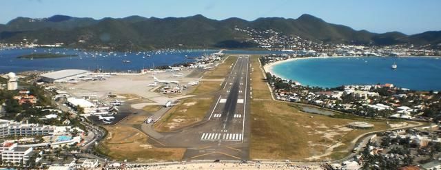 一架飞机从头顶飞过,57岁女游客不幸丧命