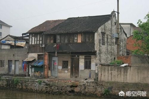 如今农村有人到处高价收购老砖老瓦，是用来干嘛的呢？